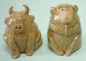手びねりの陶人形・干支の猿と牛